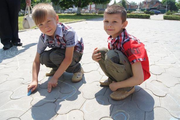 Социальная акция &laquo;Рисунок мелом на тему &laquo;Вместе дружная семья&raquo; 